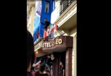 Fransa’yı protesto eden ÖSO’cular bayrakları karıştırdı: Fransa bayrağı yerine Rusya bayrağı indirdi