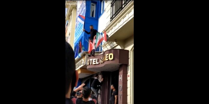 Fransa’yı protesto eden ÖSO’cular bayrakları karıştırdı: Fransa bayrağı yerine Rusya bayrağı indirdi