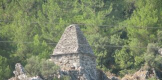 Yıllarca türbe sanılarak adak adanan yer Yunan savaşçıya ait mezar çıktı