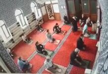 Erkeklerle aynı safta namaz kılmak isteyen kadın yüzünden cemaat karıştı!