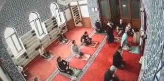 Erkeklerle aynı safta namaz kılmak isteyen kadın yüzünden cemaat karıştı!