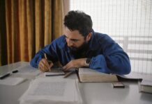Doymak bilmez bir okur – Pedro de la Hoz