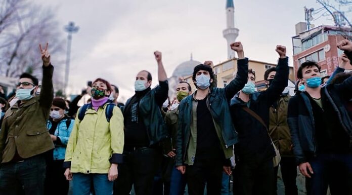 Üniversiteleri için direnen öğrencilere şafak baskını