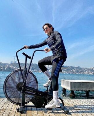 Halk bir ekmeğe muhtaç, Hacı Sabancı’nın keyfi yerinde: ‘Türkiye ekonomisinden çok umutluyum, süreci çok iyi yönetiyoruz’