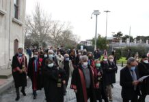 İstanbul Üniversitesi öğretim görevlilileri polis tarafından engellenince, açıklamalarını yürüyerek okudu!