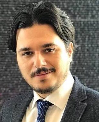Kocaeli Üniversitesi rektörünün oğlu çok başarılı: Bir günde memur olup Cumhurbaşkanlığı’na atanmış, jet hızıyla yükseliş!