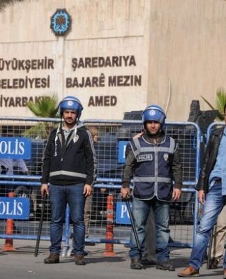 AKP’nin Diyarbakır’a atadığı kayyım, belediye işçilerin yemek paralarını aylardır ödemiyor!