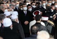Tedbirlere uyulmayan cenaze törenlerine katılmasıyla ünlü Sağlık Bakanı’ndan “sorumlu davranın” çağrısı