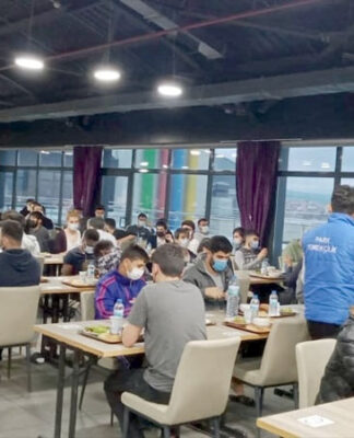 Diyanet Vakfı’ndan yasağa rağmen 200 kişilik toplu iftar