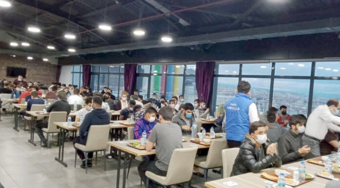 Diyanet Vakfı’ndan yasağa rağmen 200 kişilik toplu iftar