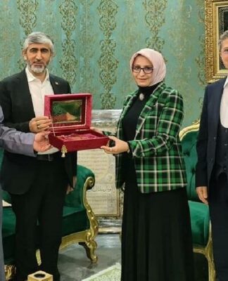 AKP’nin “Yeni Türkiyesi’nden” kareler: Sakarya İl Milli Eğitim Müdürü, tarikat liderini ziyareti etti!