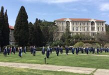 Boğaziçili akademisyenler eylemlerinin 75’inci gününde de sırtlarını kayyım rektöre döndü!