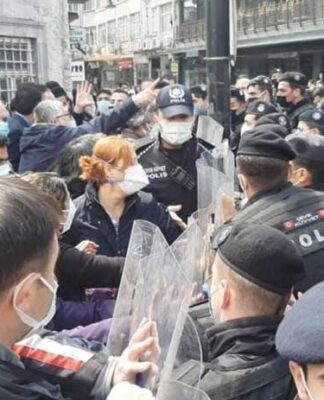 AKP’nin salgın politikalarına karşı sokağa çıkan sağlık emekçilerine polis müdahale etti