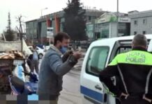 Kağıt toplayıcısı ceza kesen polise çaresizce yalvardı: Evim kira, 6 aylık oğlum var, yapmayın!