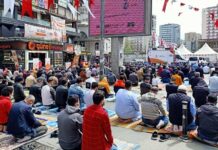 Kısıtlamalar sebebiyle 23 Nisan kutlamaları yasak, camilerdeki “lebaleb” kalabalık serbest