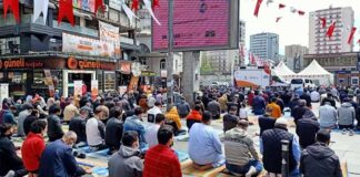 Kısıtlamalar sebebiyle 23 Nisan kutlamaları yasak, camilerdeki “lebaleb” kalabalık serbest