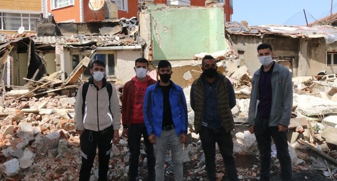 1 Mayıs’a girerken Türkiye’nin durumu: İstanbul Mecidiyeköy’de gecekonduları yıkılan işçiler 4 gündür sokakta yaşıyor