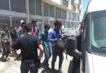 İnsan tacirlerinin kaçak yollarla getirip terk ettiği 70 göçmen Tatvan’da yakalandı