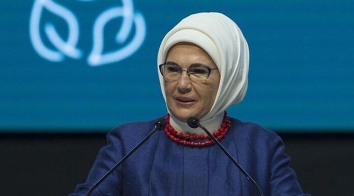Bin odalı Saray’dan konuşan Emine Erdoğan sadaka övdü