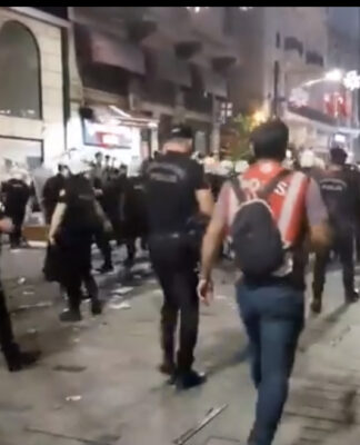 Polis, Taksim’de barikatları yıkan kadınlara biber gazıyla müdahale etti
