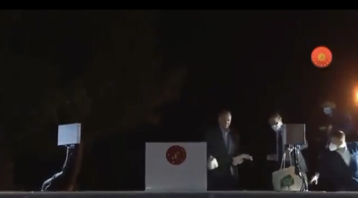 Erdoğan, Marmaris’te de vatandaşlara çay fırlattı!