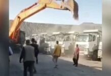 Kömür ocağında maaşı ödemeyen işçi, kepçeyle kamyonları parçaladı
