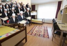 “Çaresiz yoksul gençler tarikatlara itiliyor”