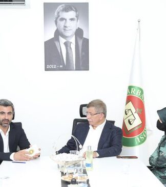 Tahir Elçi’nin öldürüldüğü dönem AKP’den Başbakan olan Davutoğlu, Diyarbakır Barosu’nu ziyaret etti