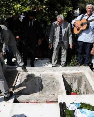 Ünlü besteci Theodorakis şarkılar eşliğinde toprağa verildi