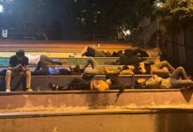 Barınma sorunu yaşayan ögrenciler isyan ederek parkta yattı!
