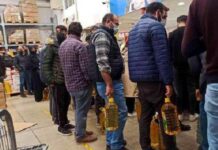Yoksulluk derinleşiyor: Vatandaşlar yağ almak için saatlerce kuyrukta bekledi