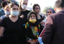 Polisten Barış Annelerine dayatma: “Size bayrak verelim HDP önünde oturun, Diyarbakır annesi olun”