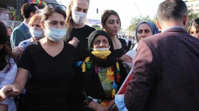 Polisten Barış Annelerine dayatma: “Size bayrak verelim HDP önünde oturun, Diyarbakır annesi olun”