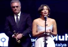 Nihal Yalçın’ın konuşma yaptığı sırada Tamer Karadağlı’nın davranışları tepki topladı!