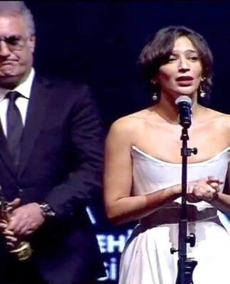Nihal Yalçın’ın konuşma yaptığı sırada Tamer Karadağlı’nın davranışları tepki topladı!