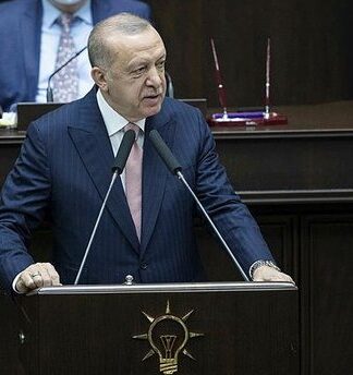 Erdoğan grup toplantısında, inek hırsızının Kılıçdaroğlu’na yönelik gerçekleştirdiği linç görüntülerine yer verdi!
