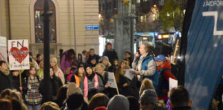 İsveç’te yüzlerce kadın ebe, çalışma koşullarını protesto etti