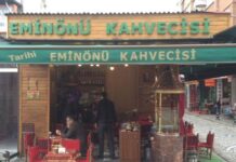 Eminönü Kahvecisi çalışanları “sokakta sarıldıkları için” gençlere saldırdı!