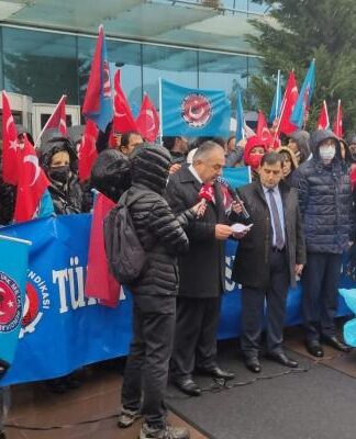 Metal işçileri Bursa Kent Meydanı’nda eylem yaptı