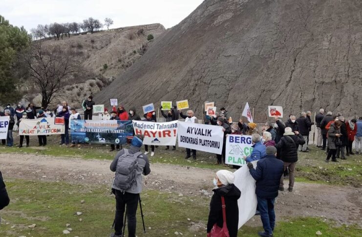 Ayvalık Karaayıt Köyü’nde yaşanan çevre felaketi, bölge halkı tarafından protesto edildi