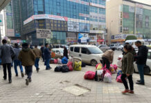 Manat TL karşısında yüzde 49 değer kazanınca, Azerbaycanlılar Iğdır’a akın etti: Koliler dolusu alışveriş yapıp ülkelerine götürüyorlar