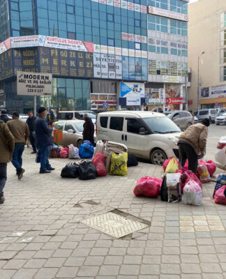 Manat TL karşısında yüzde 49 değer kazanınca, Azerbaycanlılar Iğdır’a akın etti: Koliler dolusu alışveriş yapıp ülkelerine götürüyorlar