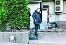 Vatandaşa “Gerekirse simit yenir” öğüdü veren Avşar, lüks restorandan çıkarken gizlendi!