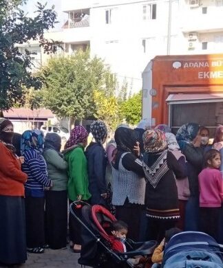 Yandaş A Haber, Halk Ekmek kuyruklarına “algı” dedi: “Ekmek, kuyruk oluşsun diye bilerek geciktiriliyor”