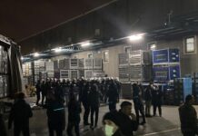 Hakları için fabrikayı işgal eden 200 Farplas işçisi polis baskını ile gözaltına alındı