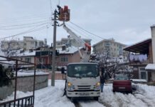 Isparta’da elektrik kesintilerine isyan eden yurttaşa Bakan çay uzattı: “Ne yapacağım ben çayı, ayıp yahu!”