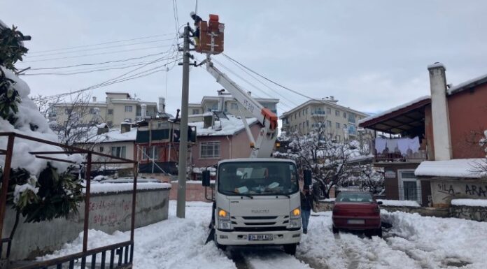 Isparta’da elektrik kesintilerine isyan eden yurttaşa Bakan çay uzattı: “Ne yapacağım ben çayı, ayıp yahu!”