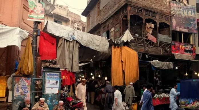 Pakistan’ın Peşaver kentinde Şiilere ait camiye bombalı saldırıda 56 kişi öldü, 200’e yakın kişi yaralandı