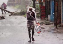 Hindistan ve Bangladeş’teki doğal afetler çok sayıda kişinin ölümüne ve yıkımlara neden oldu