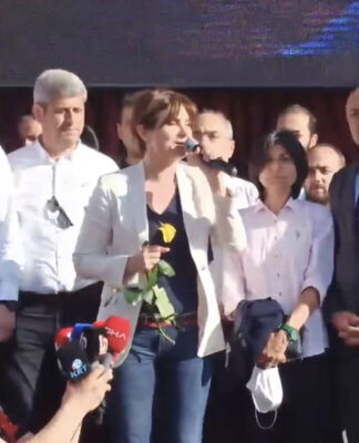 Silivri’deki işlemlerinin ardından denetimli serbestlik kapsamında serbest bırakılan Canan Kaftancıoğlu: “Arkadaşlar, nerede kalmıştık?”